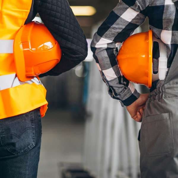 Dos personas con cascos de seguridad